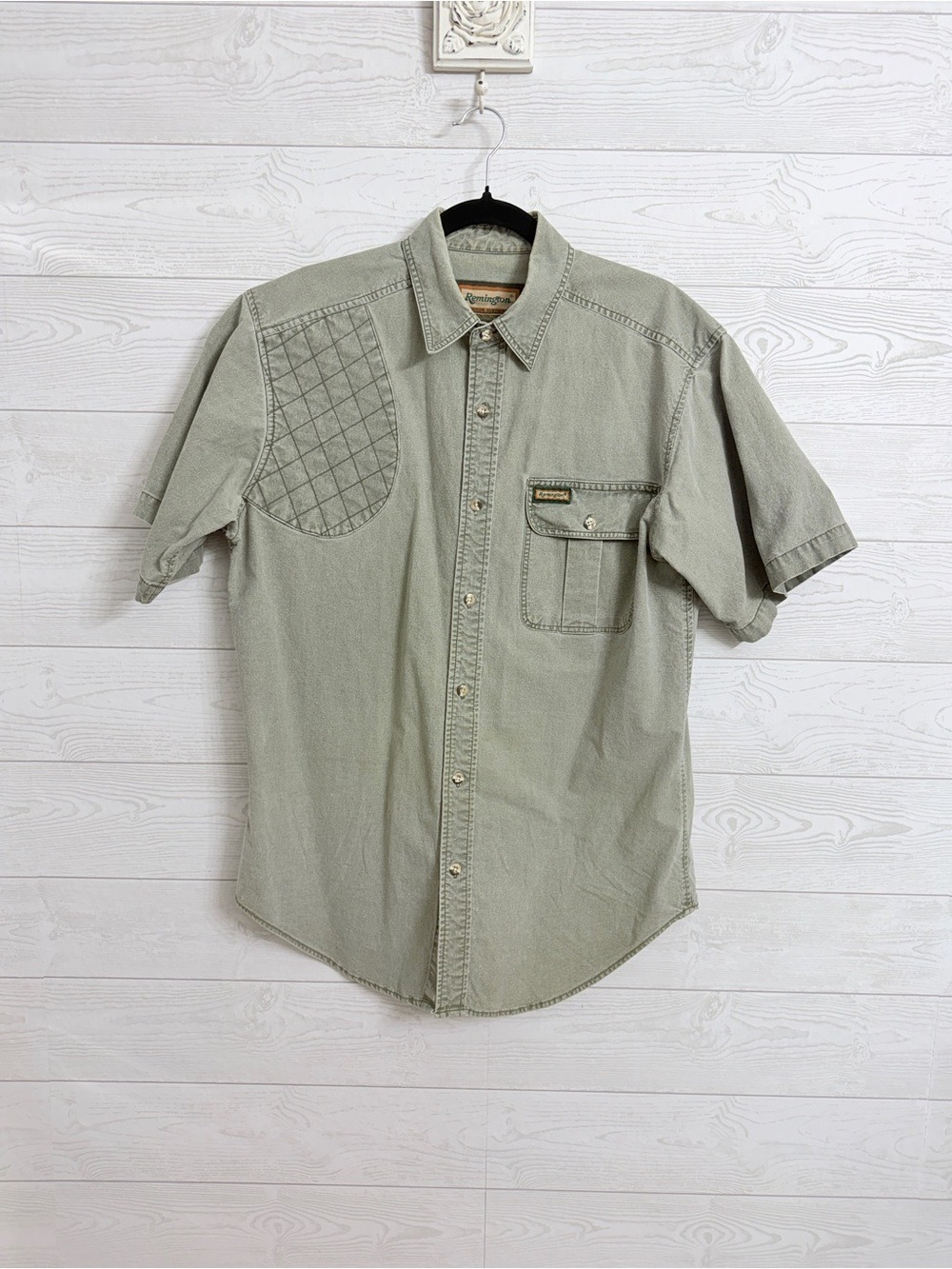 Remington Outdoor Men’s Green Short Sleeve Button Down Shirt. Size M